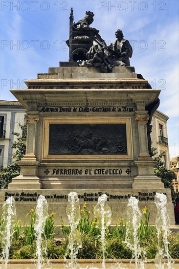 Monument with bronze sculpture of Queen Isabella I and Christopher Columbus, fountain, Plaza Isabel La Catolica, Granada, Andalusia, Spain, Europe