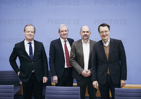 Karl Lauterbach (SPD), Federal Minister of Health, Reinhard Busse, TU Berlin, Jens Scholz, Chairman, Association of German University Hospitals (VUD) and Michael Hallek, Chairman of the German Advisory Council on Health and Care, recorded at a federal press conference on the topic of quality of care and treatment success 'Äì therefore inpatient care must be revolutionised now, in Berlin, 30.01.2024