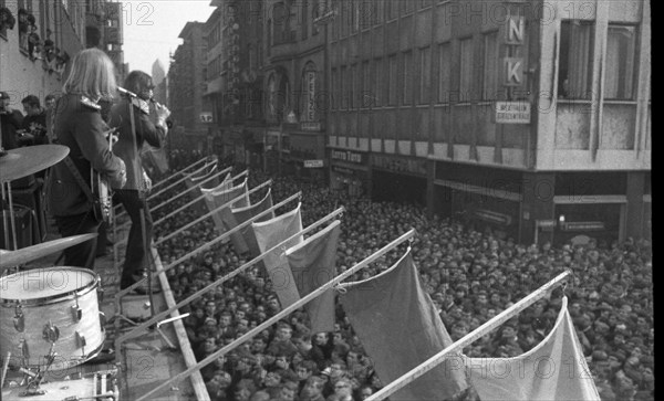 DEU, Germany, Dortmund: Personalities from politics, business and culture from the 50s Dortmund. Musicians from the famous group The Lords performing in the Westenhellweg shopping centre in 1965, Europe