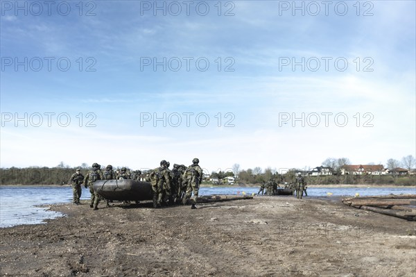 Czech soldiers launch an inflatable boat for a water crossing as part of the military exercise 'Wettiner Schwert' near Tangermünde, 26.03.2024. 'Wettiner Schwert' is part of the Quadriga exercise of the German Armed Forces and the NATO large-scale manoeuvre Steadtfast Defender 2024