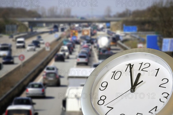 Symbolic image of traffic turnaround: Clock shows five to twelve