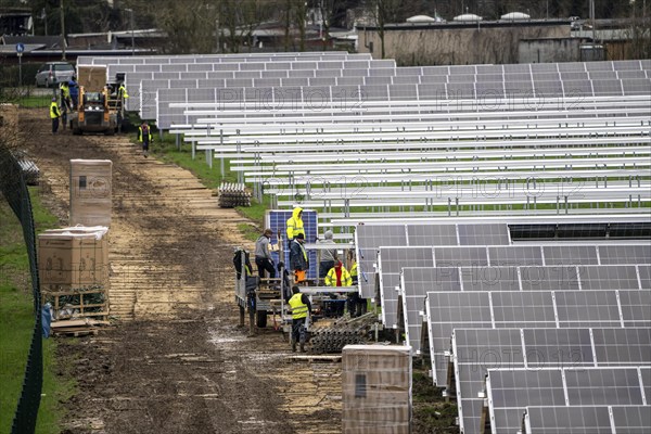 Construction of a solar park in Neukirchen-Vluyn, over 10, 000 solar modules will be installed on 4.2 hectares, which will then generate 6 million kilowatt hours per year, North Rhine-Westphalia, Germany, Europe