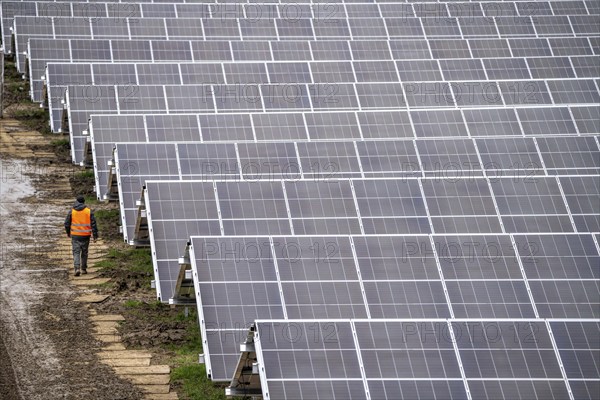 Construction of a solar park in Neukirchen-Vluyn, over 10, 000 solar modules will be installed on 4.2 hectares, which will then generate 6 million kilowatt hours per year, North Rhine-Westphalia, Germany, Europe