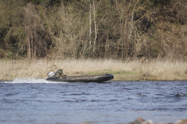 A Czech soldier crosses the Elbe in an inflatable boat as part of the military exercise 'Wettiner Schwert' near Tangermünde, 26.03.2024. 'Wettiner Schwert' is part of the Quadriga exercise of the German Armed Forces and the NATO large-scale manoeuvre Steadtfast Defender 2024