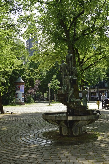 Europe, Germany, Hamburg, City, Neustadt, Großneumarkt, trendy meeting place, restaurants and pubs, weekly market market, the fountain on the square by Doris Waschk-courtship, donated in 1976 by the Hamburger Feuerkasse, Tum des Michels in the background, Hamburg, Hamburg, Federal Republic of Germany, Europe