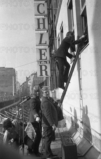 DEU, Germany, Dortmund: Personalities from politics, business and culture from the 50s Dortmund. Musicians from the famous group The Lords performing in the Westenhellweg shopping centre in 1965, Europe