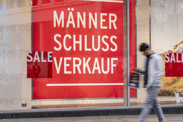 Shop window of a clothing shop, clearance sale, sale, slogan Männer Schluß Verkauf, on Westenhellweg, North Rhine-Westphalia, Germany, Europe