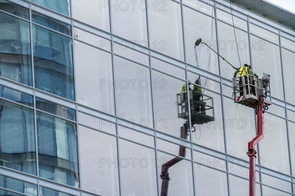 Window cleaner, building maintenance, facade cleaning, on a cherry picker, in Düsseldorf, North Rhine-Westphalia, Germany, Europe