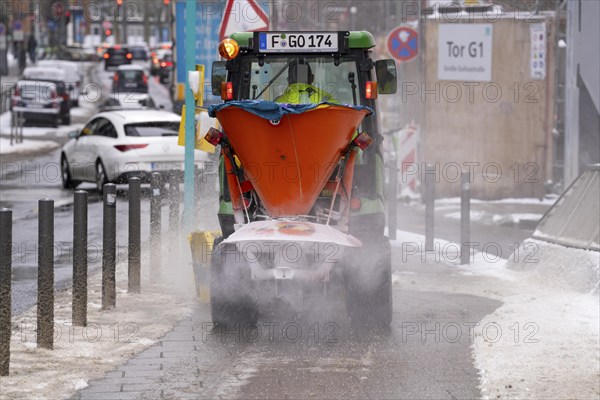 Winter onset, winter service, clearing snow and ice from pavements, sweeper, winter service tractor, Frankfurt, Hesse, Germany, Europe