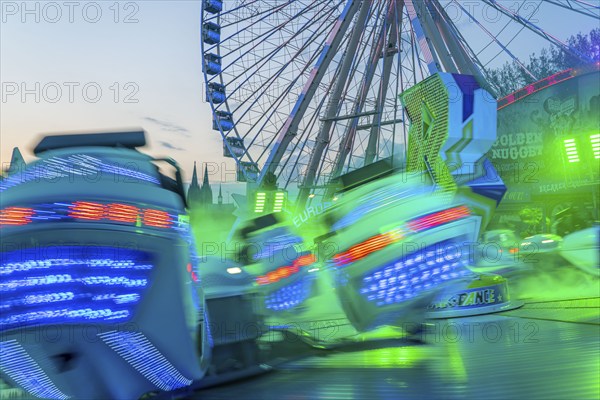 Deutz funfair on the Rhine, at Easter, funfair, break-dancer ride, Ferris wheel, Cologne Cathedral, Cologne, North Rhine-Westphalia, Germany, Europe