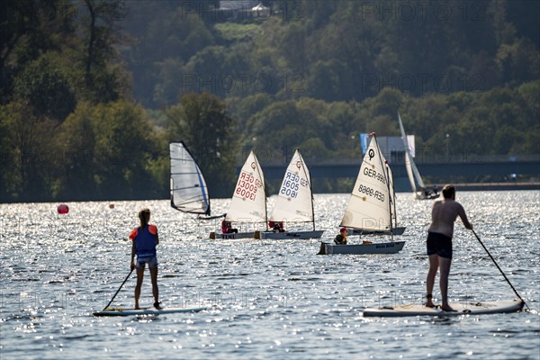 Lake Baldeney in Essen, Ruhr reservoir, sailing boats, stand-up paddling, sailing regatta, Essen, North Rhine-Westphalia, Germany, Europe