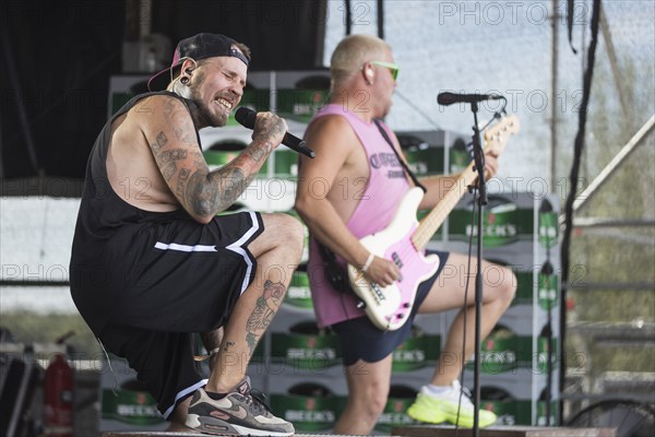 Matthias Engst (singer) and Chris Wendel (bassist) from the band Engst on the beach in front of the Becks Beach Stage at the Highfield Festival on Saturday, Störmthaler See, 17/08/2024