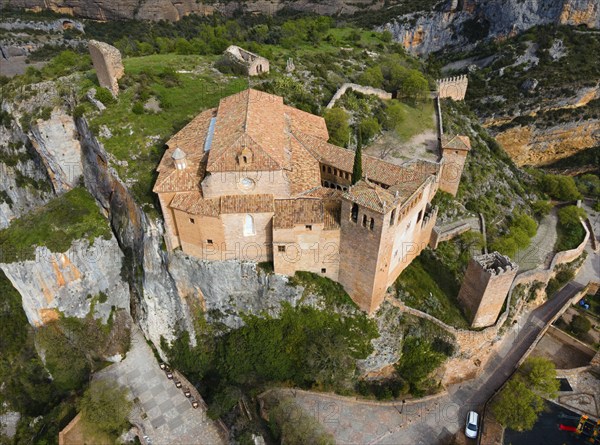 An imposing castle on a cliff with traditional tiled roofs and fortified walls, aerial view, collegiate church on the hill, Colegiata de Santa María la Mayor, Alquézar, Alquezar, Huesca, Aragón, Aragon, Pyrenees, Spain, Europe