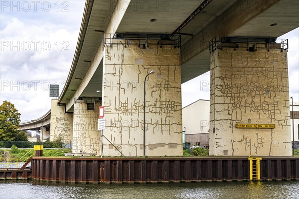 The Berlin Bridge, motorway A59, over the Duisburg port area, 1.8 km long, has a remaining useful life until 2029, due to various damages, such as hairline cracks in the steel girders, the bridge piers have already been temporarily renovated, the bridge, important north-south axis in the Ruhr area, is already closed for heavy goods transport, Rhine-Herne Canal, Duisburg, North Rhine-Westphalia, Germany, Europe