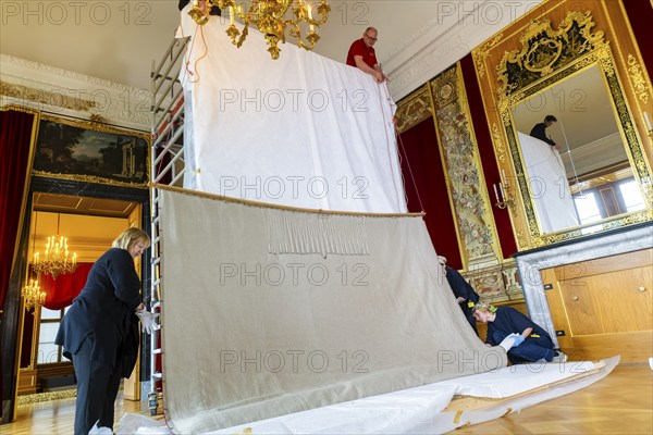 Hanging of the last tapestries in the Royal Parade Rooms in the Dresden Residenzschloss, Dresden, Saxony, Germany, Europe