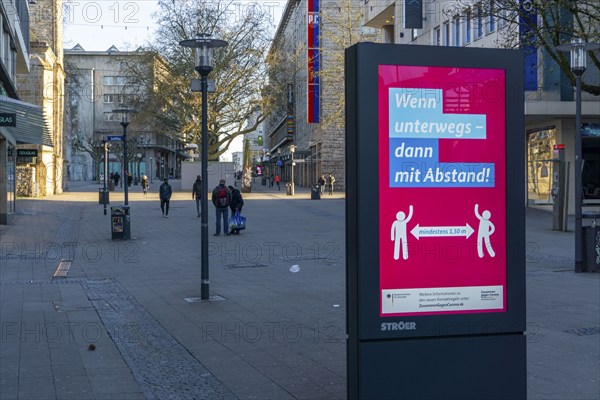 Appeal by the Federal Ministry of Health to keep your distance, advertising campaign, LED roadside screen, digital advertising monitors, effects of the corona crisis in Germany, Essen, shopping street, pedestrian zone, Kettwiger Straße