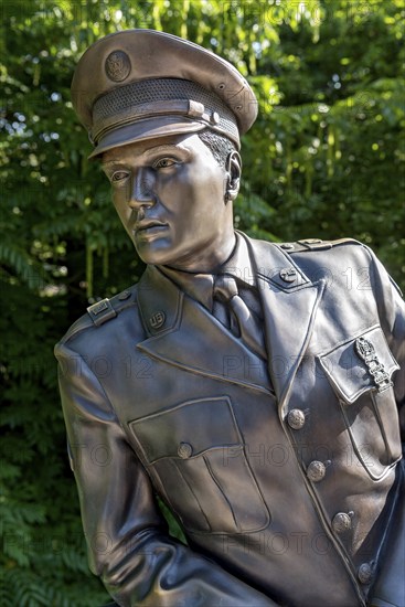 Bronze statue, monument to rock singer Elvis Presley, King of Rock 'n' Roll in uniform of the 3rd US Armoured Division Spearhead, bridge over the Usa River, Usa Bridge, spa garden, Bad Nauheim, Wetterau, Hesse, Germany, Europe