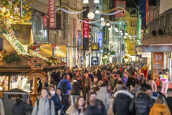 Pre-Christmas time in Dortmund, pedestrian zone, shopping street Westenhellweg, many people go shopping, North Rhine-Westphalia, Germany, Europe