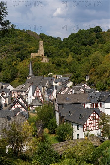 Monreal, idyllic half-timbered village in the Elz valley, ruins of Philippsburg Castle, in the district of Mayen-Koblenz, in Rhineland-Palatinate, Germany, Europe