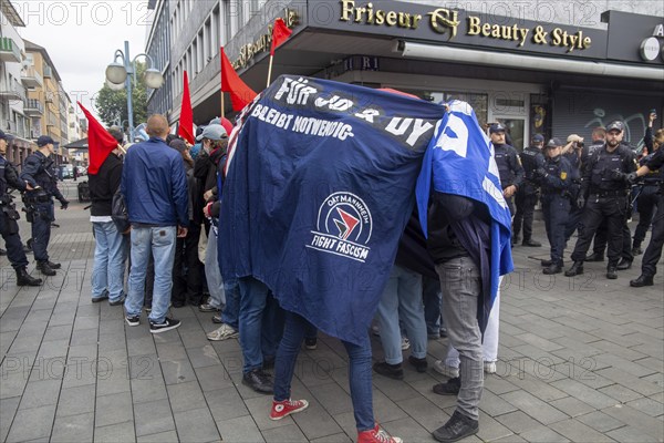 Mannheim, 2 July 2024: Attempted attack by ANTIFA on the Young Alternatives vigil. The vigil was triggered by the knife attack two days earlier on Islam critic Michael Stürzenberger, as a result of which a police officer was critically injured. Stürzenberger himself also suffered serious injuries. The alleged attacker came to Germany from Afghanistan in 2013