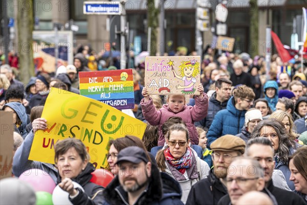 Pupils demonstrate against right-wing extremism, under the motto Schule bleibt Bunt (school remains colourful), over 2500 pupils, parents and teachers protest against right-wing extremism and for diversity in the city centre of Essen, North Rhine-Westphalia, Germany, Europe