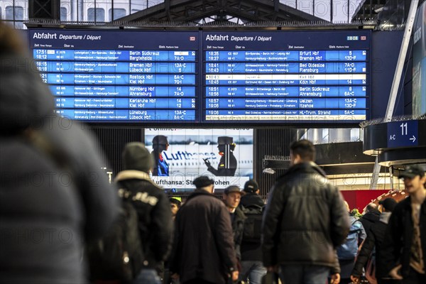 Display boards at Hamburg central station, evening rush hour, in front of another GDL, train driver strike, full station, reference to the VERDI strike at Lufthansa, news screen, Wandelhalle, Germany, Europe