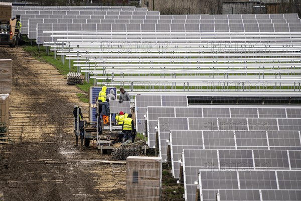 Construction of a solar park in Neukirchen-Vluyn, over 10, 000 solar modules will be installed on 4.2 hectares, which will then generate 6 million kilowatt hours per year, North Rhine-Westphalia, Germany, Europe