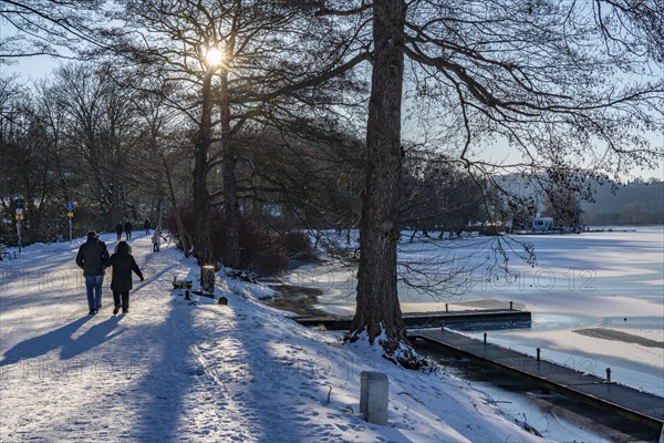 Winter in the Ruhr area, Lake Baldeney, snow-covered, partly frozen lake, lakeside path, Essen, North Rhine-Westphalia, Germany, Europe