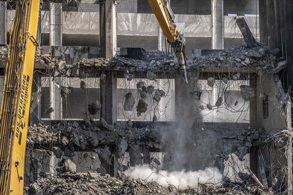 Construction site on Haroldstraße, demolition of a former office building, after complete gutting only the concrete parts remain, large excavator with cutting pliers cuts up concrete parts, steel wire, Düsseldorf, North Rhine-Westphalia, Germany, Europe