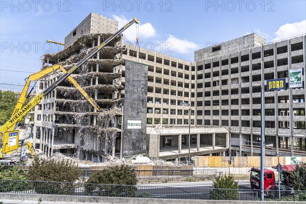 Construction site on Haroldstraße, demolition of a former office building, after complete gutting only the concrete parts remain, large excavator with cutting pliers cuts up concrete parts, steel wire, Düsseldorf, North Rhine-Westphalia, Germany, Europe