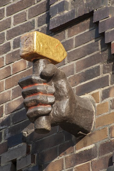 Golden Hammer, Sprinkenhof, ceramics, clinker sculpture, Ludwig Kunstmann, listed building, monument no. 684, façade, Hamburg