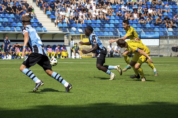 Football 3rd division, season 2024/25, matchday 4: Waldhof Mannheim vs. 1. FC Saarbrücken. On the ball: Kennedy Onyedika Okpala (32, Waldhof Mannheim)