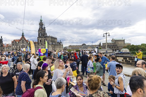 The organiser of Dresden is (s) t bunt is the Cellex Foundation. The motto of this year's banquet is Dresden divides and aims to focus on living together, humanity, humanity and good neighbourliness. 120 cultural partners and 87 sponsors took part and catered for the guests from 16:00 to 20:00. This year 270 tables were booked, Dresden is (s) t bunt, Dresden, Saxony, Germany, Europe