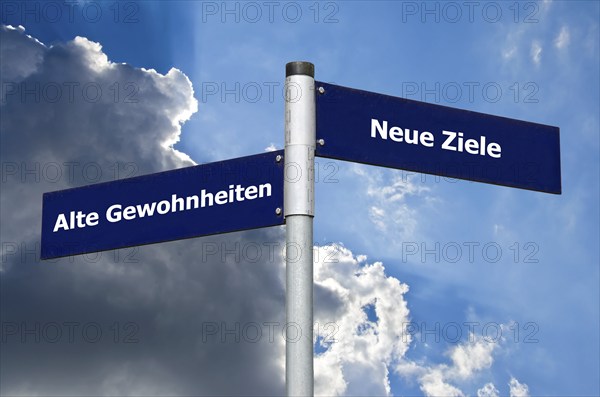 Street sign in front of cloudy sky representing choice between ?Alte Gewohnheiten? (old habits) and ?Neue Ziele? (new goals) in German