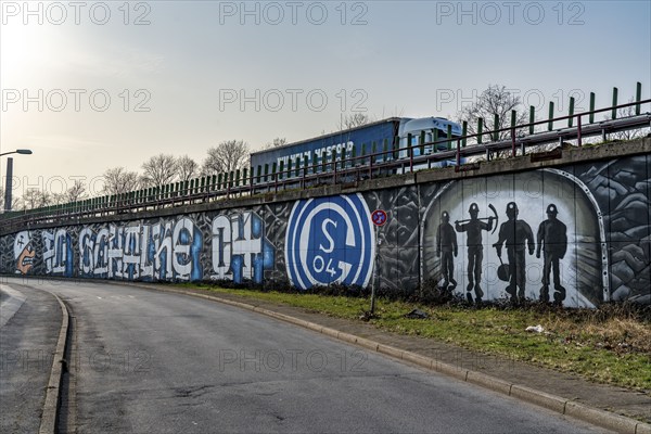 Large-format mural, graffiti, of the Schalke fan scene, below the A42 motorway, Gelsenkirchen-Schalke exit, Ruhrpott Romantik, Gelsenkirchen, North Rhine-Westphalia, Germany, Europe