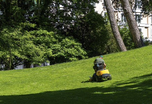 Mobile lawn mower, Gärtner im Park, Berlin, Germany, Europe