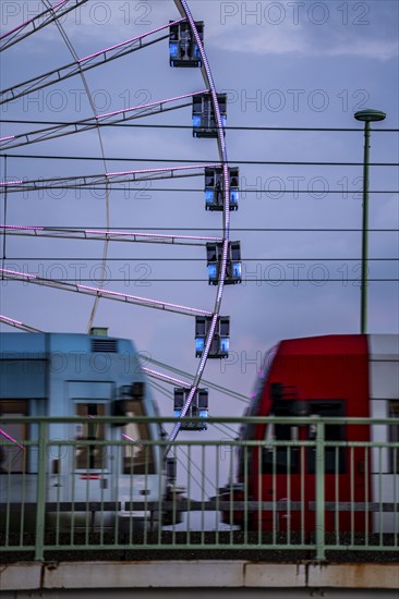 Deutzer Brücke in Cologne, Ferris wheel at the funfair on the Deutzer Werfer, footpath, cycle path, North Rhine-Westphalia, Germany, Europe