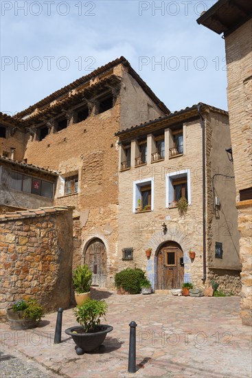 A small, cosy square with historic stone houses and traditional architecture, Alquézar, Alquezar, Huesca, Aragón, Aragon, Pyrenees, Spain, Europe