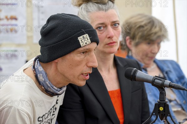 Wolfgang Metzeler-Kick at the press conference of Hungern, bis Ihr ehrlich seid . To his right Lena Schiller (moderator) and PD Dr Susanne Koch (medical support for the hunger strike and activist with Scientist Rebellion), hunger strike camp, Invalidenpark, Berlin, 23.05.2024