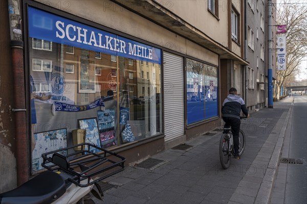 The Schalker Meile, mile of tradition, Kurt-Schumacher-Straße in Gelsenkirchen-Schalke, shop window with football memories, Gelsenkirchen, North Rhine-Westphalia, Germany, Europe