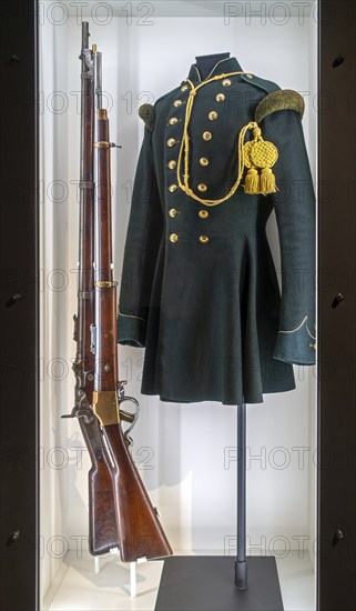 Carbines and Belgian uniform jacket of 3rd Regiment of Foot Chasseurs inside Fort van Liezele, WW1 museum at Puurs-Sint-Amands, Antwerp, Belgium, Europe