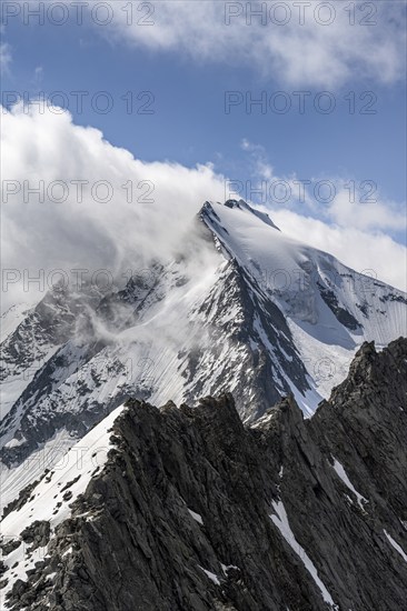 Rocky mountain ridge and glaciated mountain peak Großer Möseler, glacier Furtschaglkees, Berliner Höhenweg, Zillertal Alps, Tyrol, Austria, Europe