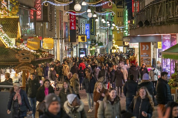 Pre-Christmas time in Dortmund, pedestrian zone, shopping street Westenhellweg, many people go shopping, North Rhine-Westphalia, Germany, Europe