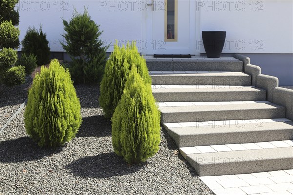 Well-kept front garden with block steps, ornamental stones and planting