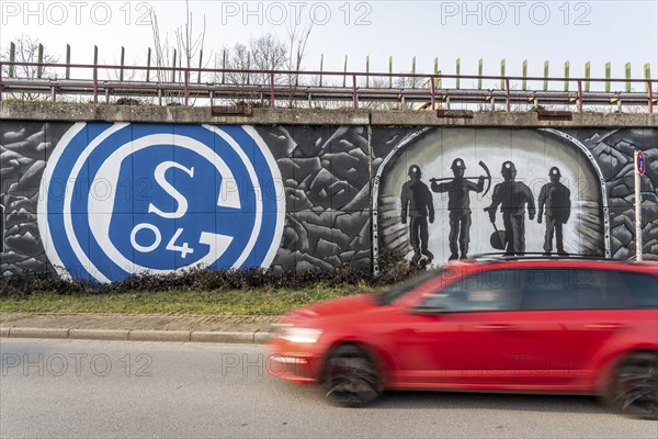 Large-format mural, graffiti, of the Schalke fan scene, below the A42 motorway, Gelsenkirchen-Schalke exit, Ruhrpott Romantik, Gelsenkirchen, North Rhine-Westphalia, Germany, Europe