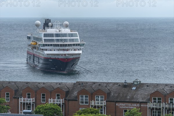 Passenger ship Maud, Hurtigruten Expeditions in the roadstead off the offshore island of Helgoland, anchor chain, rubber dinghy with passengers, North Sea, Schleswig-Holstein, Pinneberg district, Schleswig-Holstein, Germany, Europe