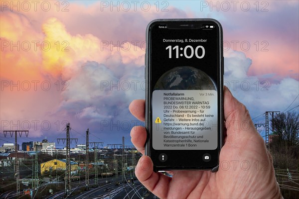 Warning day, 08.12.22 in Germany, first trial warning via cell broadcast, automatic alerting of the population in an emergency, via SMS to mobile phones, simultaneous siren test and information via the NINA warning app