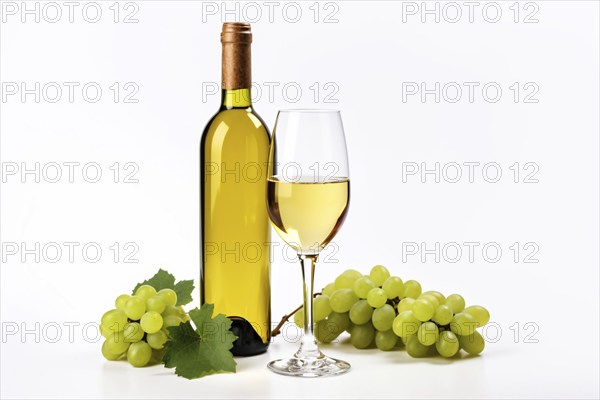 Glass of white wine with bottle and grapes on white background. KI generiert, generiert KI generiert, generiert AI generated