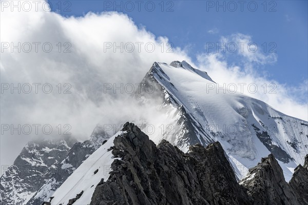 Rocky mountain ridge and glaciated mountain peak Großer Möseler, glacier Furtschaglkees, Berliner Höhenweg, Zillertal Alps, Tyrol, Austria, Europe