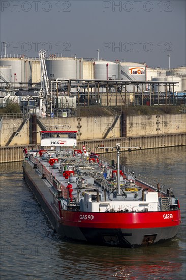 Duisport, Ruhrort harbour, oil island, TanQuid tank farm, for mineral oil products, chemical products, petrochemical products, liquefied gas, cargo ships, tanker, Duisburg, North Rhine-Westphalia, Germany, Europe